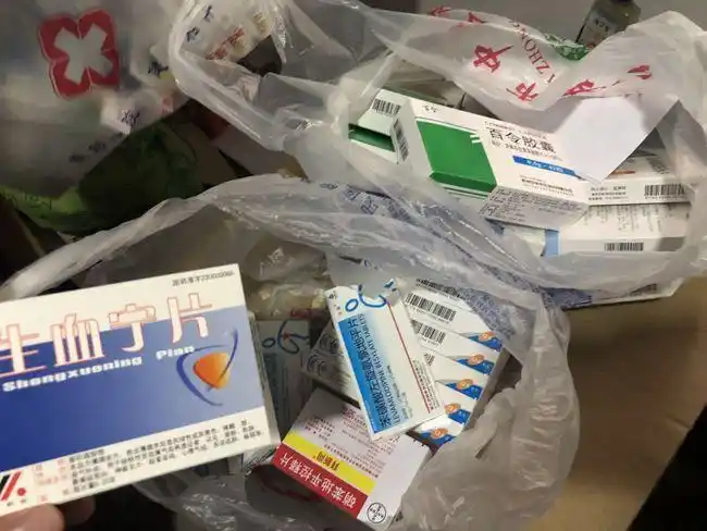 家中整袋整袋的药