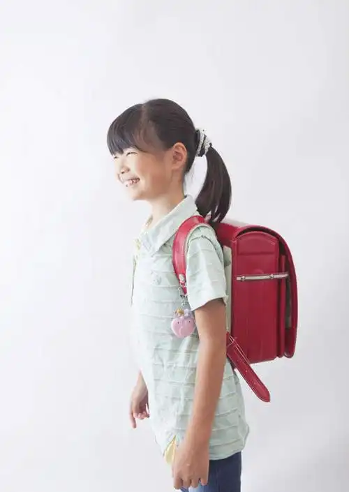 亚洲,仅一个女性,仅一个人,服装,包,书包,注视,休闲装,黄种人,小孩