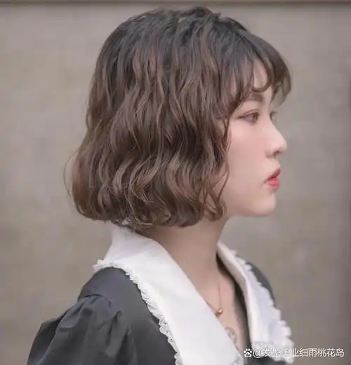 短发烫个卷也非常的好看上镜,显得复古还有港风洋气的气息,刘海选择卷
