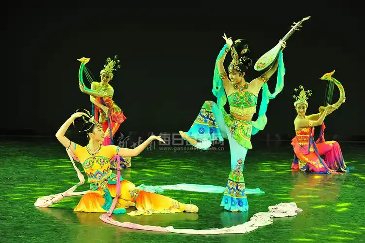 在现代中国古典舞中有一个重要的流派,是"敦煌舞".