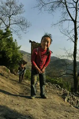 上一页 下一页 作品名称: 大山里的孩子早当家