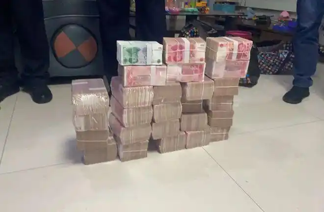 震惊鄂州老赖父子家中私藏300万元万现金