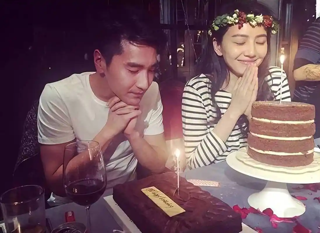 高圆圆一家三口手牵手遛弯,4岁女儿穿粉丝蓬蓬裙超可爱_赵又廷_开心