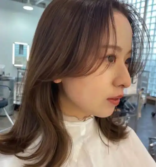 清爽利落干练十足的中长发,这样剪出来的发型美得刚刚好,上班族的女生