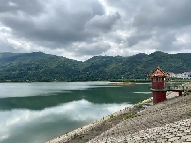 骑行湘阴燎原水库游泳