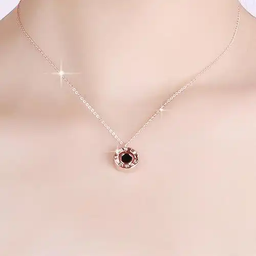 不要再带黄金项链了,今夏流行这样的项链,显白有气质