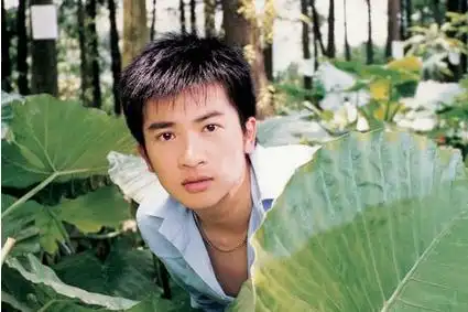 苏有朋可以说是许多人的童年,早年的"乖乖虎"和"五阿哥