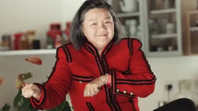 洪晃已经年过半百却与众不同,在照片里反倒像个孩子!