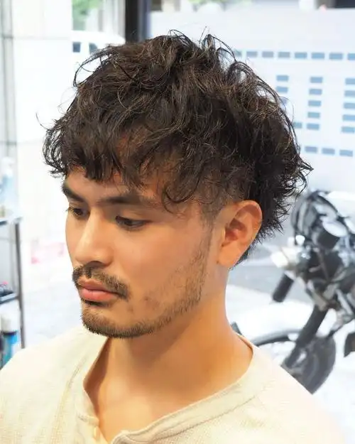 头发比较细软稀少的话可以尝试小卷卷的烫发 ,蓬松时尚显发量,让你