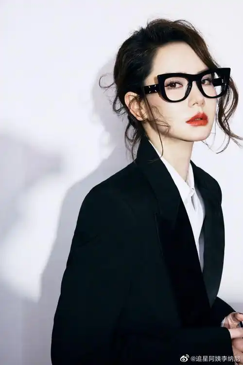戚薇黑框眼镜西装造型##女子推理社