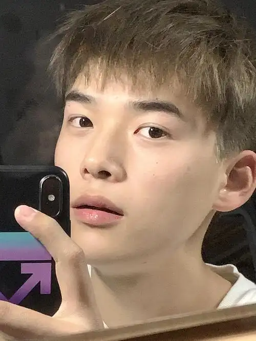 男生必染显白秋冬发色亚麻灰棕