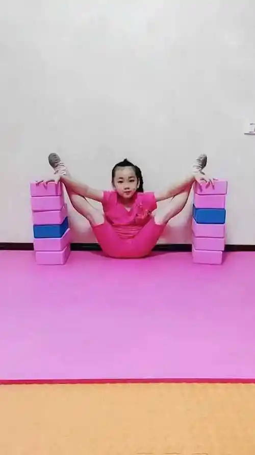 小女孩练习舞蹈基本功_腾讯视频