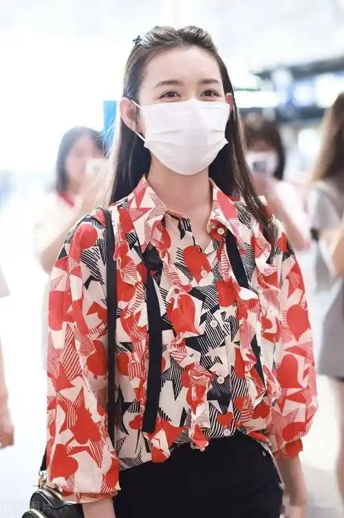 2023年8月17日,北京,蒋依依现身机场.身着印花衬衫青春有活力.