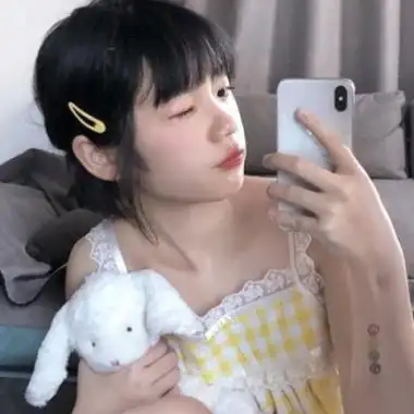 拿着手机的女生头像高清好看带手机的女生头像图片