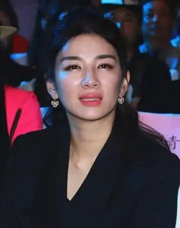 然而,对比两人当前的状态,可以明显看出黄奕显得更有老态,与陈德容