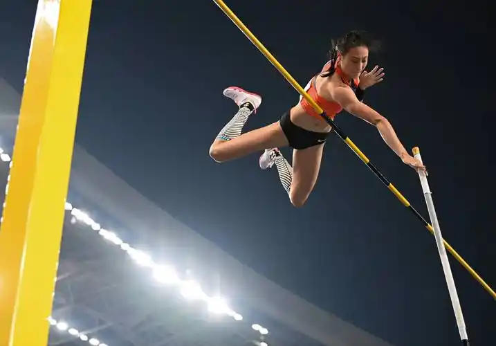 9月22日,浙江队选手李玲在全运会女子撑竿跳高决赛中.