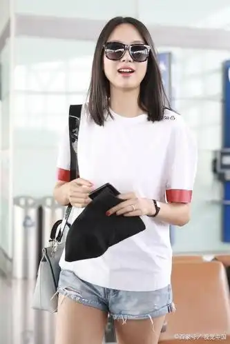 世姐张梓琳气质真好!白t配牛仔裤走机场 简单搭配就穿出了气场