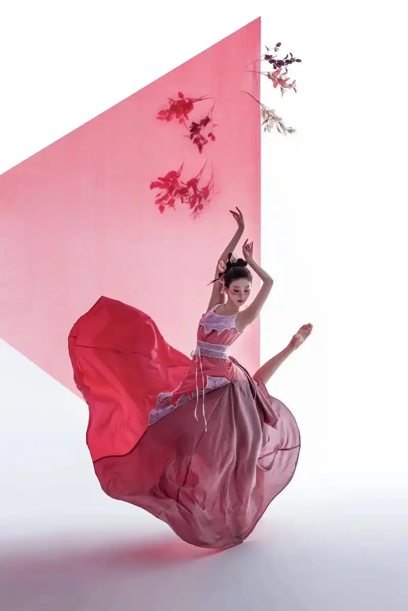 杨妃戏蝶·杨妃醉醒晕犹在#古典舞 #舞蹈写真 #东方美学 - 抖音