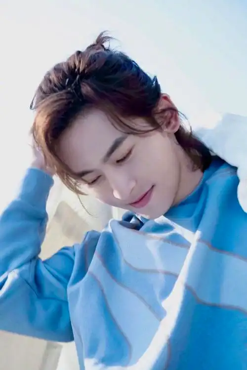 p>张哲瀚,1991年5月11日出生于江西省新余市,中国内地影视男演员