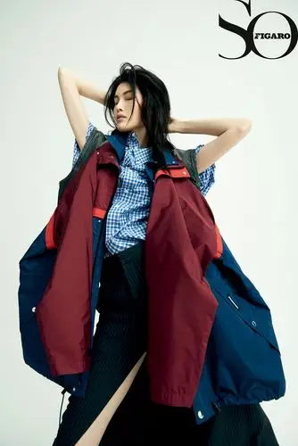 模特中国 资讯 模闻星事 超模何穗登封面尽显高冷英姿 素净大片镜头