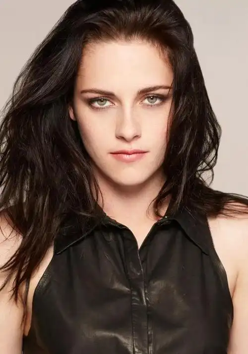 小k她9岁出道,18岁火遍全球,不惧出柜,堪称好莱坞的"异类"!