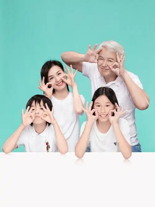 张庭一家四口清凉写真