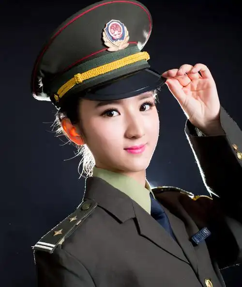 高颜值警花带老爸重返20岁