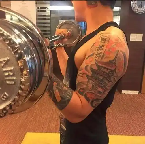 我的直觉告诉我这应该是健身房的社会大哥配上纹身上的文字,再瞅一眼