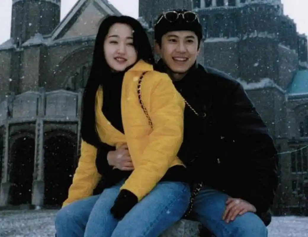 明星#1993年冬天,当红歌星毛宁与杨钰莹,在大街上留下了这张非常敲苘