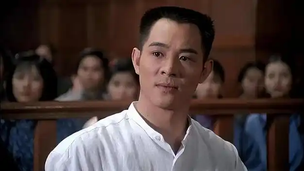 李连杰近照引热议!头戴花染黄头发,抱着向佐女儿,网友:像奶奶