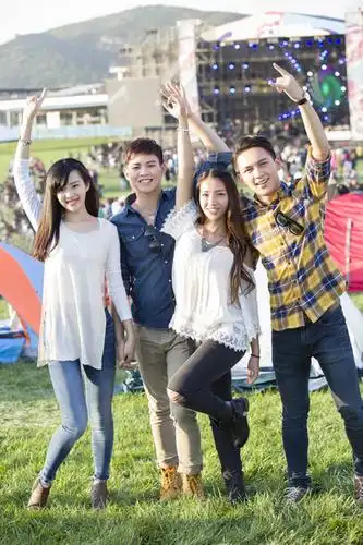 年轻人参加音乐节