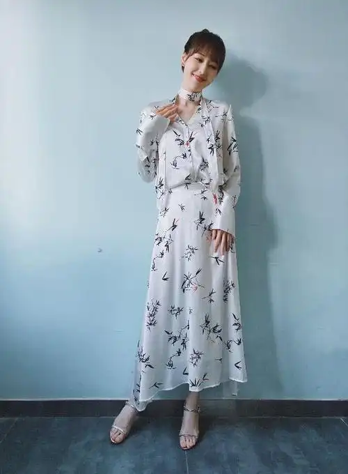 著名主持人王冠定妆生图绿色廓感上衣搭绿色百褶长裙时尚大方