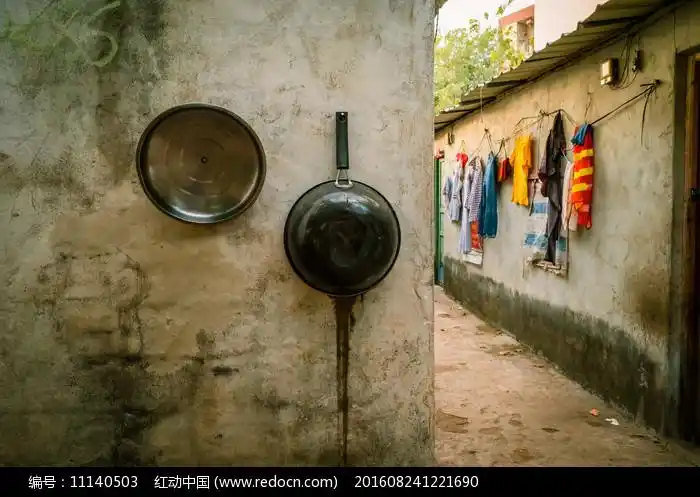 农家小院墙上挂口锅