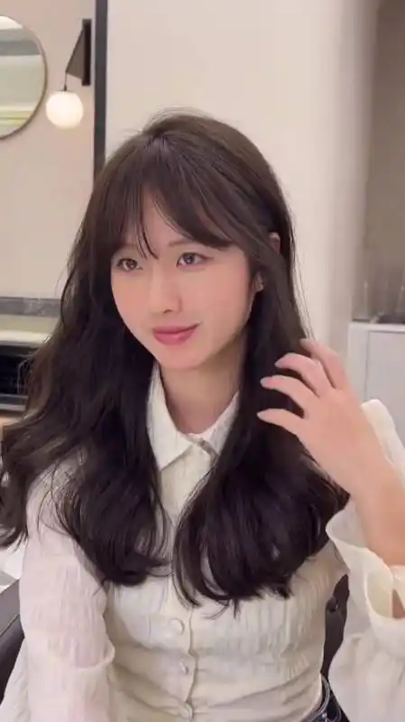 中长发烫这种卷发很显气质,氛围感很耐斯!