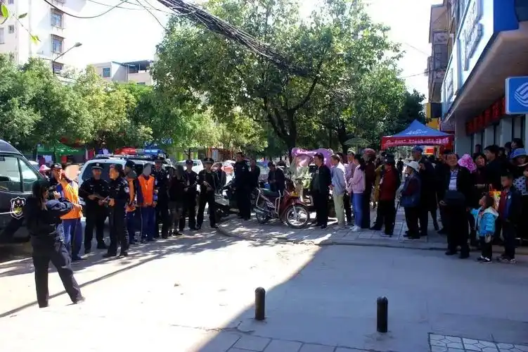 围观丨牟定警方押解盗窃手机店犯罪嫌疑人指认案件现场群众围观纷纷