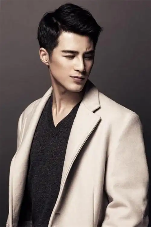 关于年龄姜潮写真对外公布的出生日期是1991年8月12日,而在某网站其