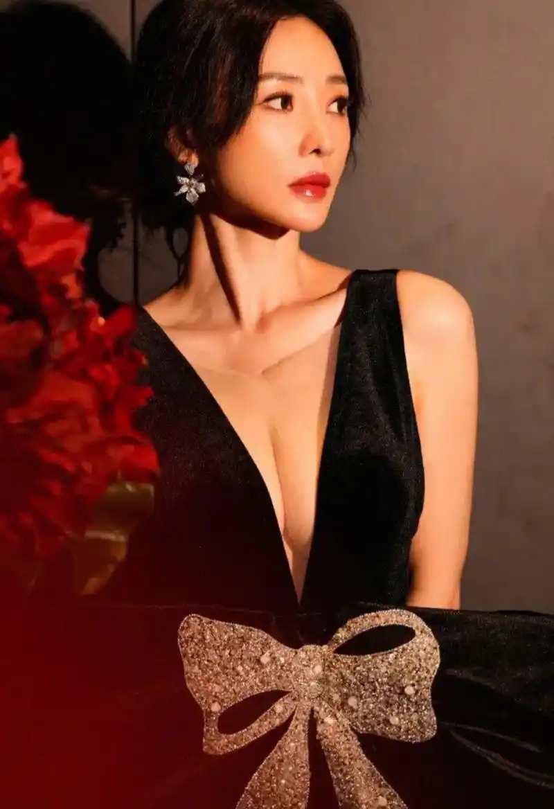 42岁的柳岩身穿黑色深v长裙,妖娆魅惑,性感迷人