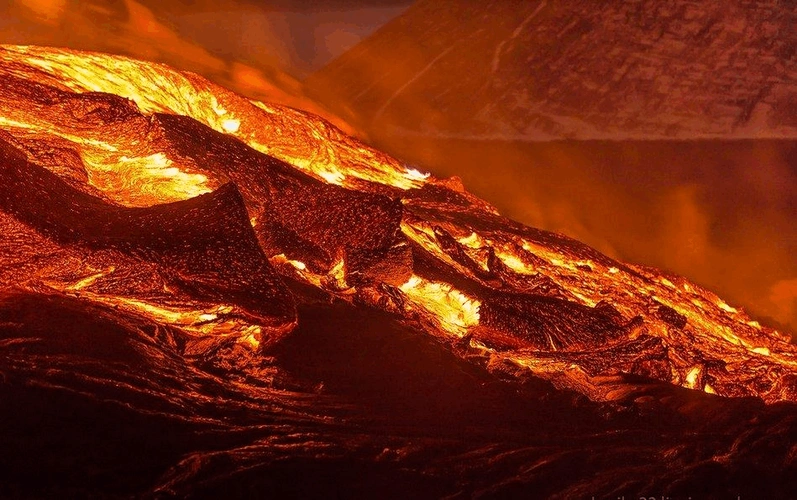 【图文】火山喷发岩浆横流的壮观景象