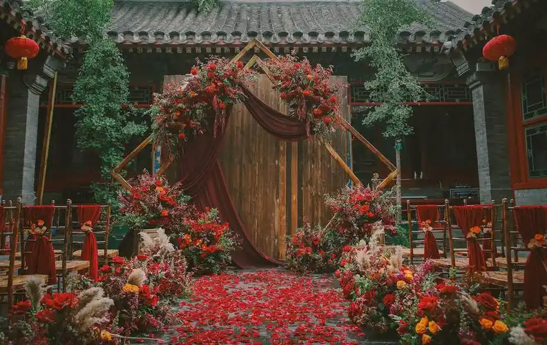 雨中浪漫的院子婚礼