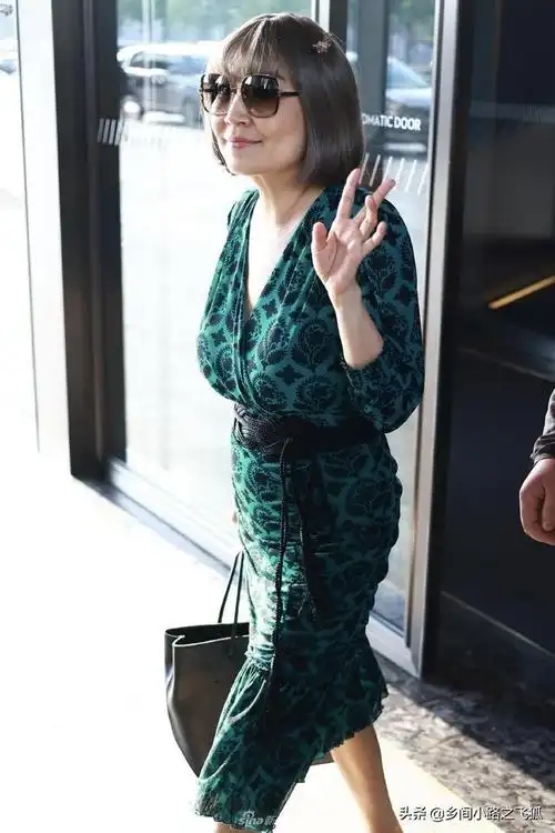 张蔷穿绿色v领连衣裙现身长沙酒店备战综艺乘风破浪