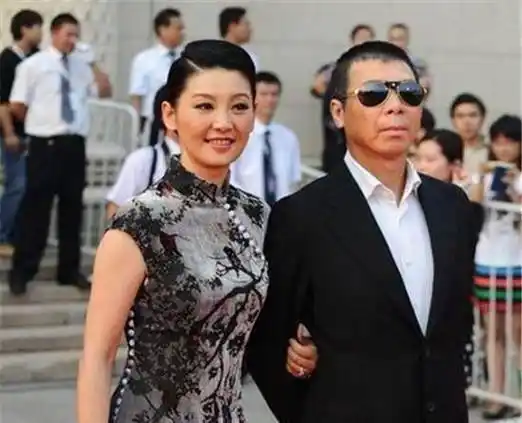 为徐帆庆生冯小刚秒变"夸妻狂魔",段子手本色笑翻网友_夫人_老公_美女