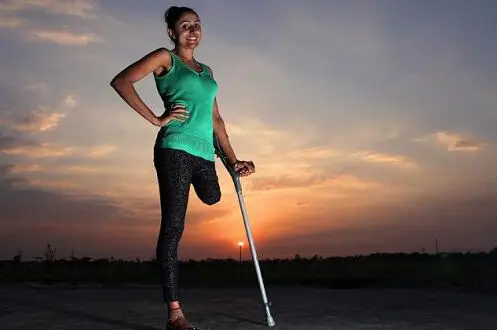 截肢美女用热情演绎的精彩人生|佳满假肢