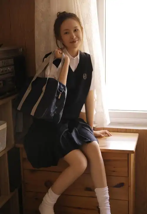 台湾美女校花国中校服诱惑性感写真