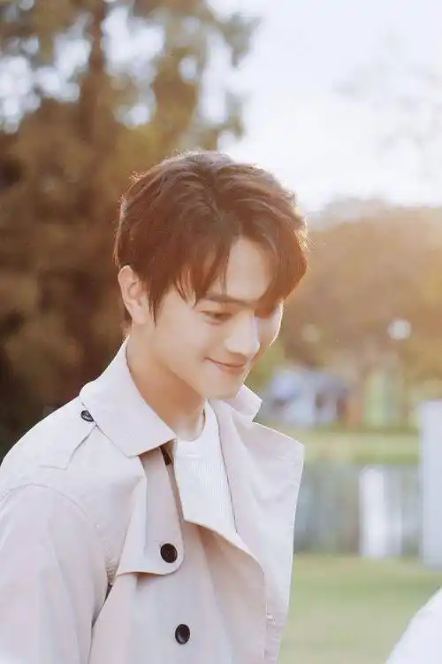 许凯穿浅色风衣气质温润如玉 与小狗玩耍温柔脸庞帅气养眼