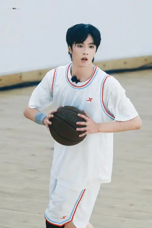 刘耀文预测自己能成为mvp##刘耀文理肤泉品牌青春代言人##刘耀文全场