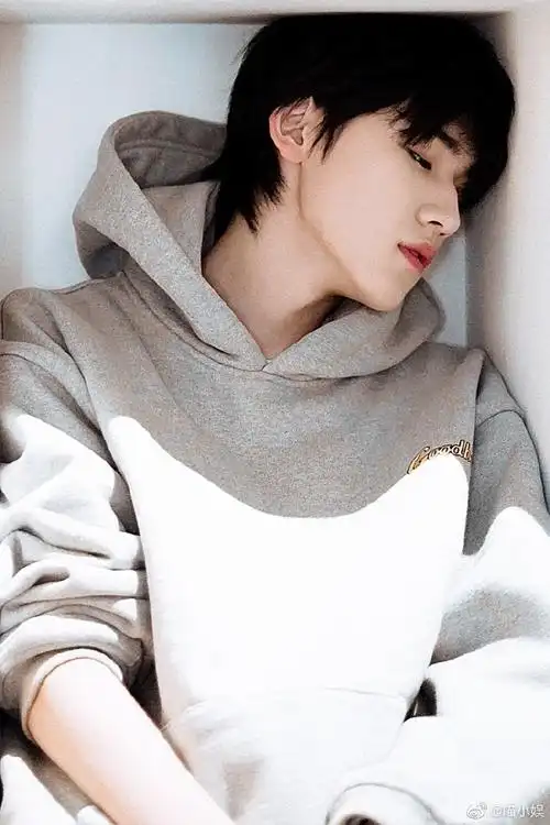 流畅的面部线条 精致的侧脸,无法拒绝的心动暴击,绝绝子#宋亚轩#@时代