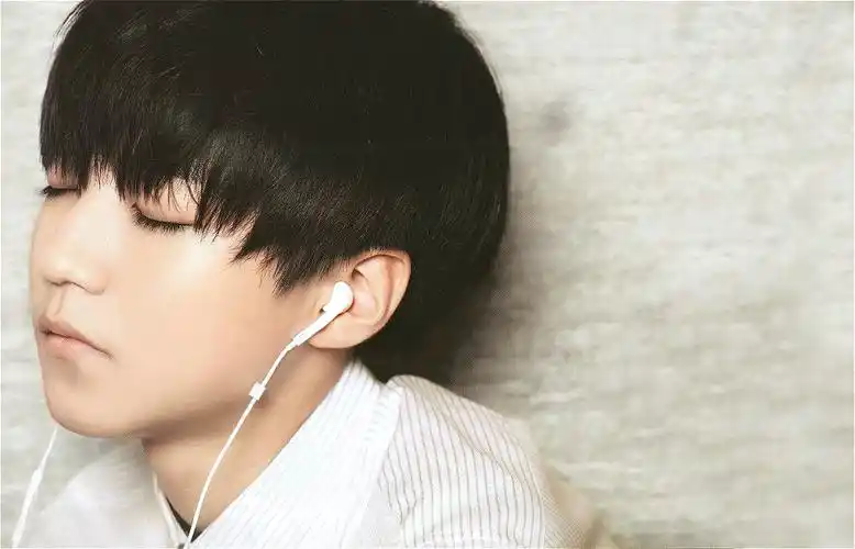 时尚芭莎凯皇~我和你一样经常插着耳机