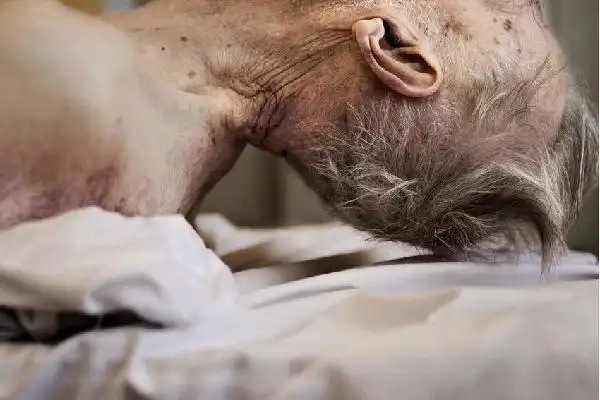 女摄影师照片记录人死亡历程