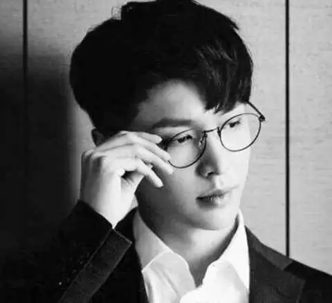 《英雄本色2018》就将上映了,看看这扶眼镜的动作是不是很有大哥范?