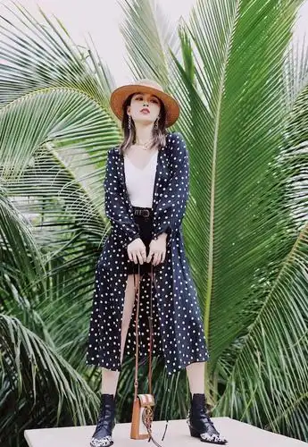 普通人超白菜穿搭,2021年look就学时尚博主穿波点衫